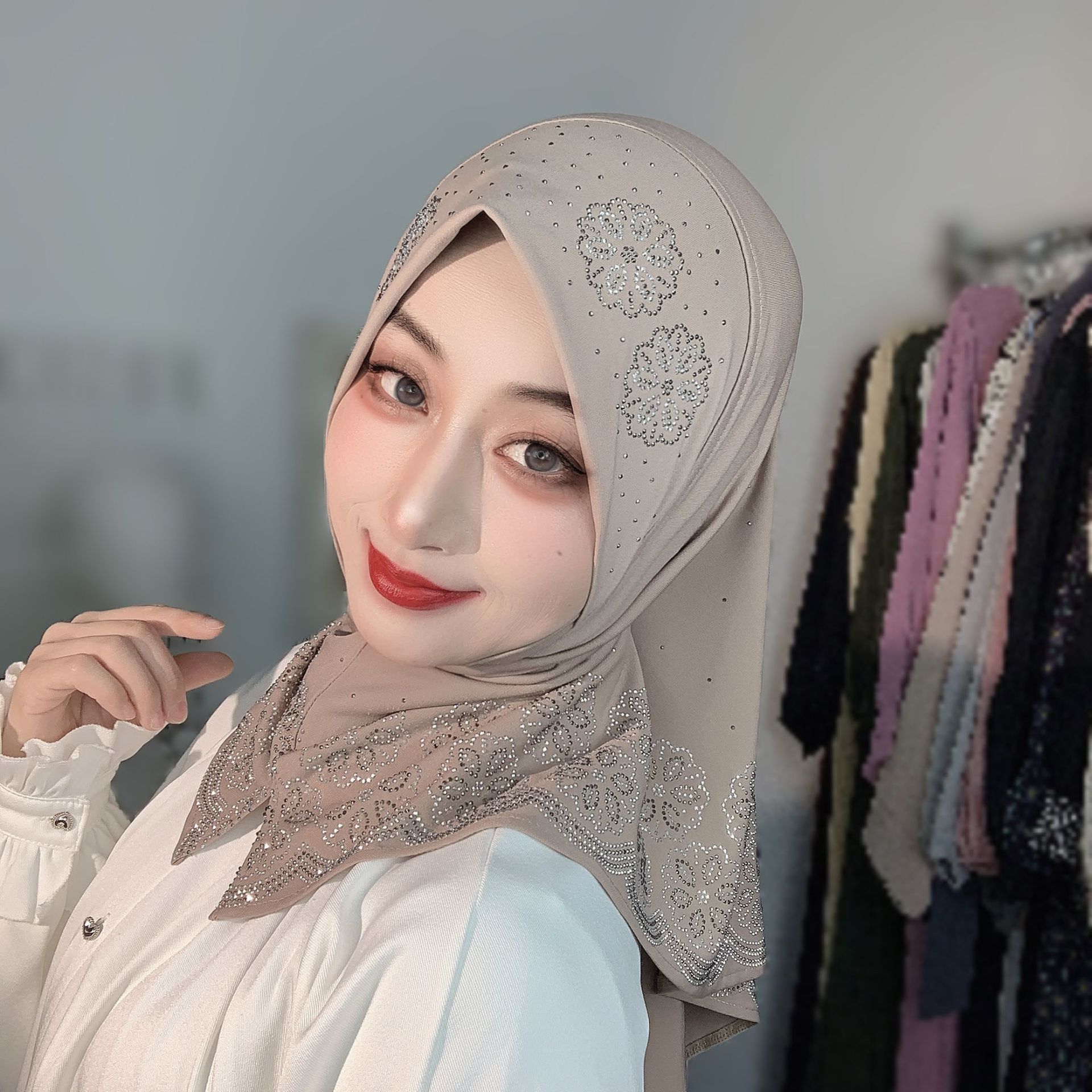 حجاب نسائي جاهز للارتداء بتصمي - مراجعة Women Fashion Designers وسعره