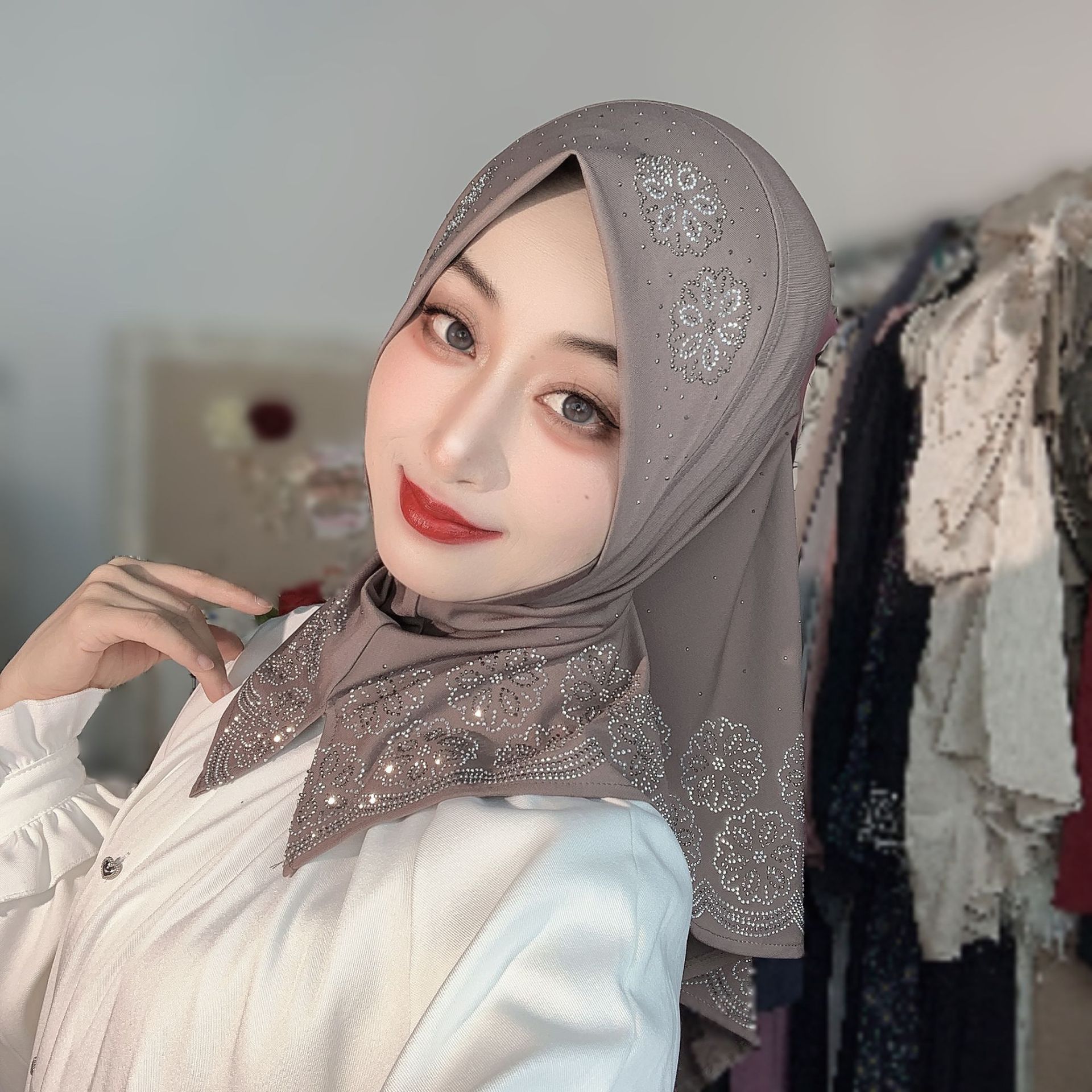 حجاب نسائي جاهز للارتداء بتصمي - مراجعة Women Fashion Designers وسعره